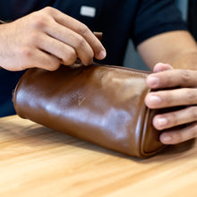 Carregar imagem no visualizador da galeria, NECESSAIRE SLIM CONHAQUE