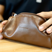 Carregar imagem no visualizador da galeria, NECESSAIRE SLIM CONHAQUE