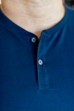 Carregar imagem no visualizador da galeria, T-shirt Henley Marinho