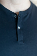 Carregar imagem no visualizador da galeria, T-shirt Henley Preta