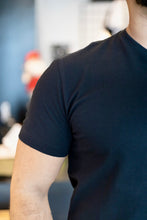 Carregar imagem no visualizador da galeria, T-shirt Henley Preta