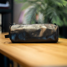Carregar imagem no visualizador da galeria, NECESSAIRE SLIM PRETA
