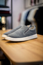 Carregar imagem no visualizador da galeria, SLIP ON JEANS CAMURÇA
