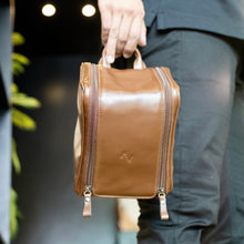 Carregar imagem no visualizador da galeria, NECESSAIRE BAÚ CONHAQUE
