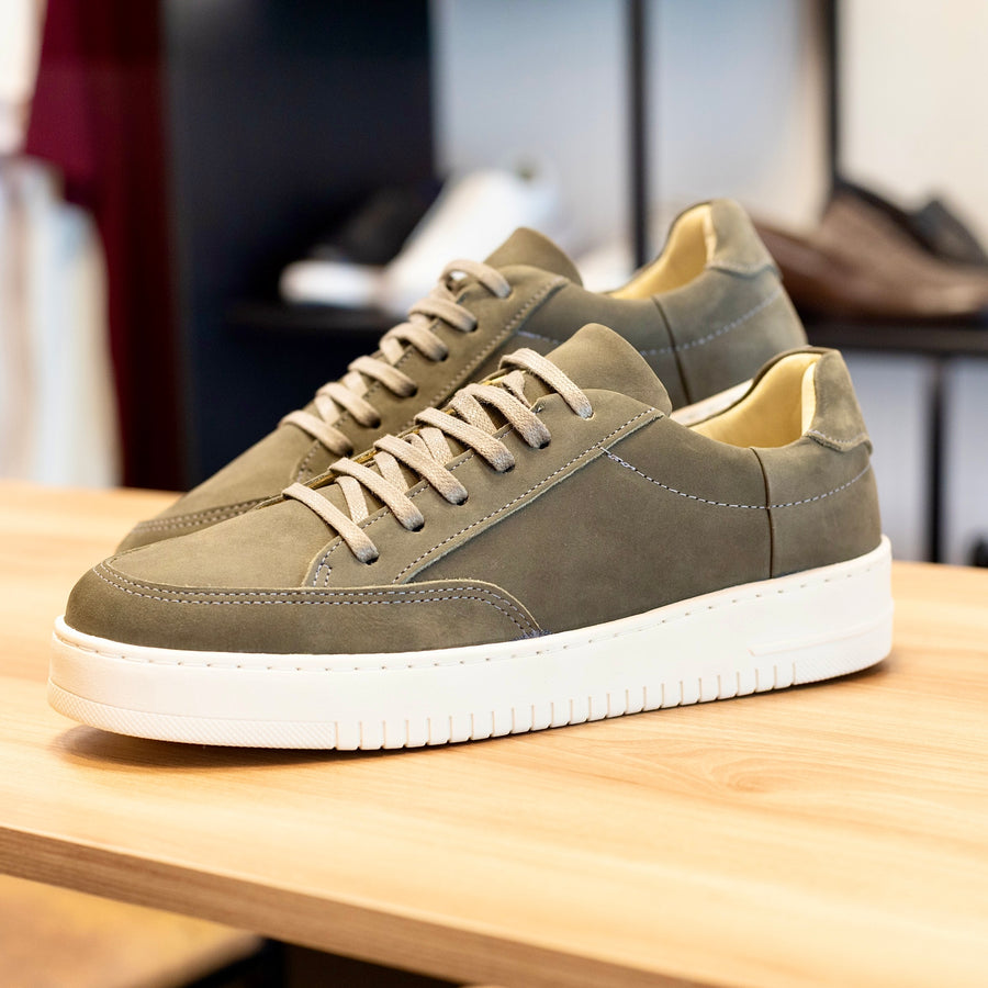 SNEAKER CINZA NOBUCK