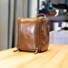 Carregar imagem no visualizador da galeria, NECESSAIRE BAÚ CONHAQUE
