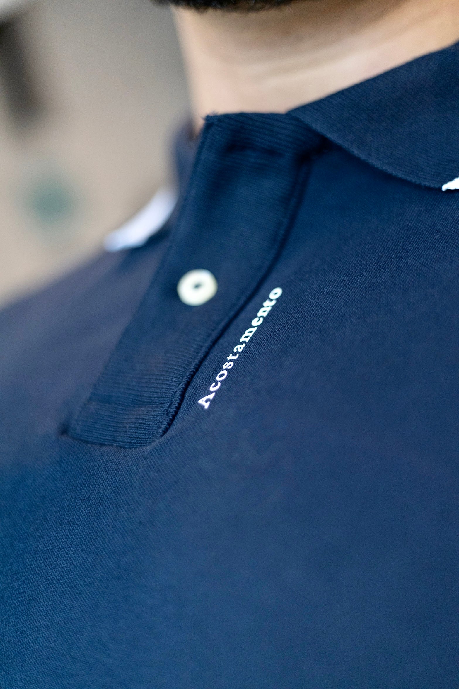 POLO ACOSTAMENTO AZUL LOGO VERTICAL