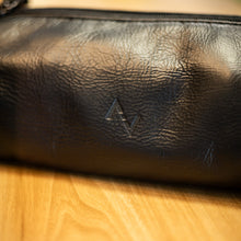 Carregar imagem no visualizador da galeria, NECESSAIRE SLIM PRETA
