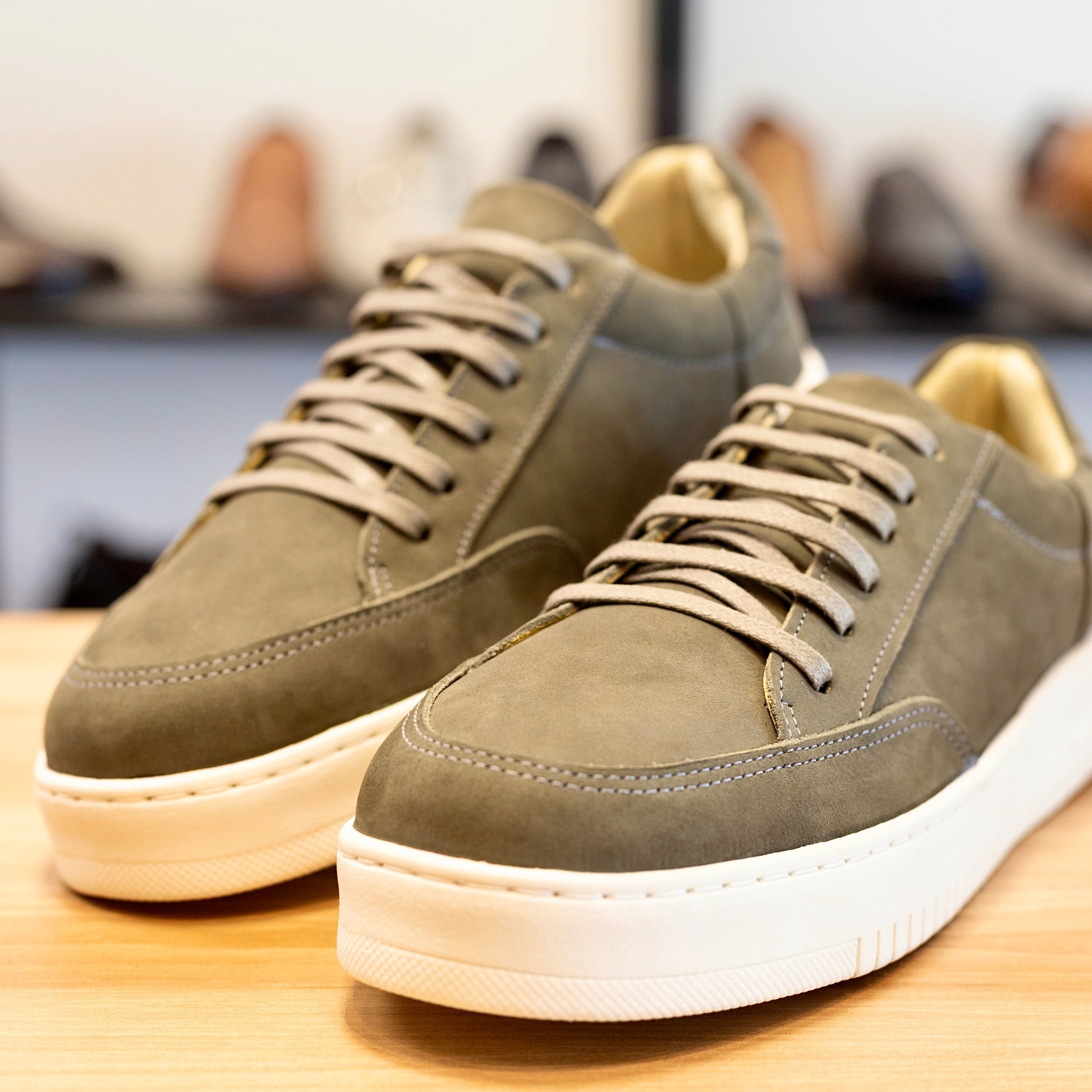 SNEAKER CINZA NOBUCK