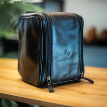 Carregar imagem no visualizador da galeria, NECESSAIRE BAÚ PRETA
