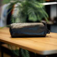 Carregar imagem no visualizador da galeria, NECESSAIRE SLIM PRETA
