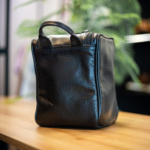 Carregar imagem no visualizador da galeria, NECESSAIRE BAÚ PRETA
