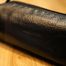 Carregar imagem no visualizador da galeria, NECESSAIRE SLIM PRETA
