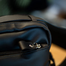 Carregar imagem no visualizador da galeria, NECESSAIRE ACOSTAMENTO PRETA
