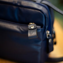 Carregar imagem no visualizador da galeria, NECESSAIRE ACOSTAMENTO AZUL
