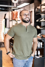 Carregar imagem no visualizador da galeria, T-shirt Linho Verde Gola V
