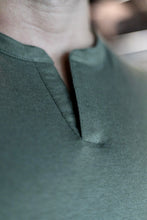 Carregar imagem no visualizador da galeria, T-shirt Linho Verde Gola V
