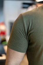 Carregar imagem no visualizador da galeria, T-shirt Linho Verde Gola V
