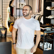 Carregar imagem no visualizador da galeria, A T-shirt Acostamento Branca Lobo
